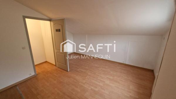 maison de plein pied avec 2 chambres, un garage et un jardin