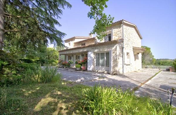 FOULAYRONNES - Ensemble immobilier de caractère de 315m² avec dépendance, garages et vue dans un environnement calme