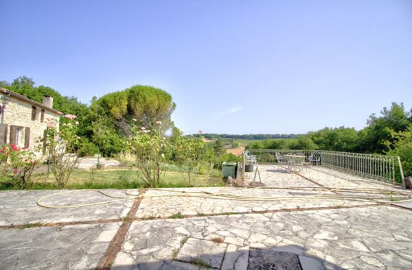 FOULAYRONNES - Ensemble immobilier de caractère de 315m² avec dépendance, garages et vue dans un environnement calme