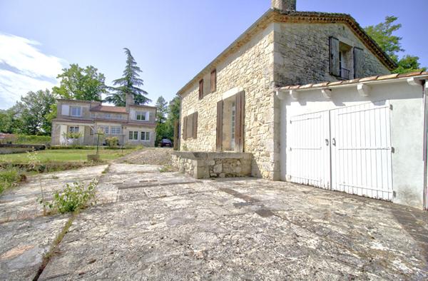 FOULAYRONNES - Ensemble immobilier de caractère de 315m² avec dépendance, garages et vue dans un environnement calme