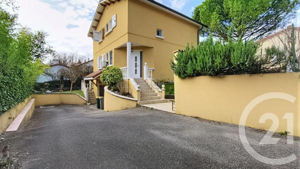 Maison à vendre  5 pièces - 116 m 2   ST PRIEST  - 69