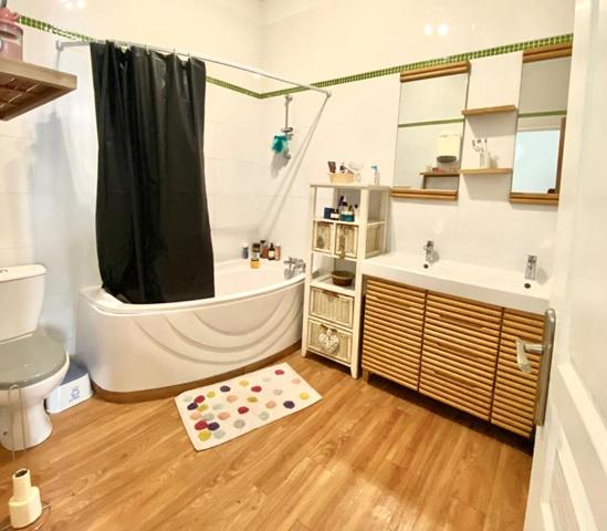 Appartement 4 pièces 100 m2 avec cour et Garage