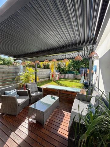 Maison F4 mitoyenne de 102 m2 Résidence LIMA à la Possession.