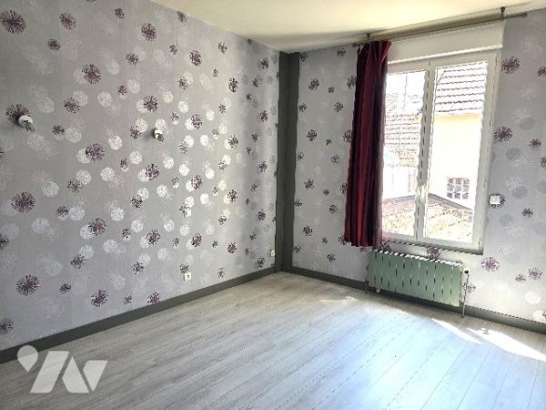 Maison de ville d'environ 207 m² habitables, située dans le quartier Mairie