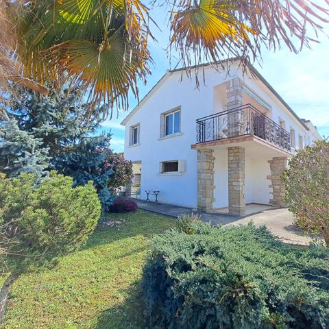 A VENDRE LAVELANET MAISON AVEC JARDIN ET 2 GARAGES / 2 APPARTEMENTS