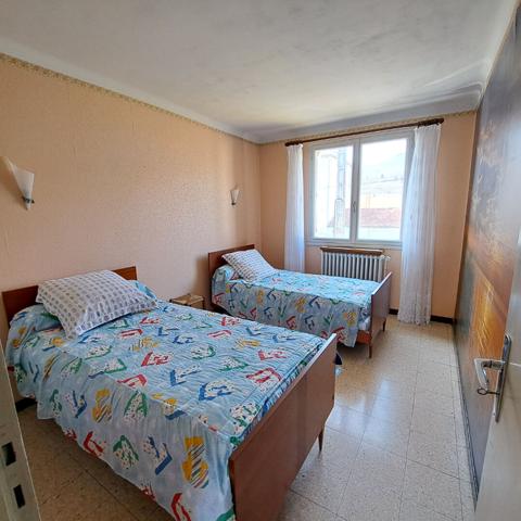 A VENDRE LAVELANET MAISON AVEC JARDIN ET 2 GARAGES / 2 APPARTEMENTS