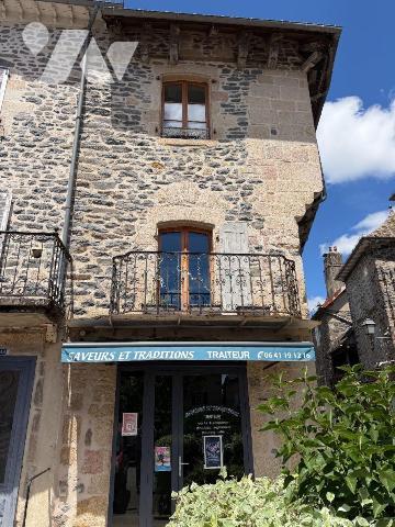 Centre-bourg de PLEAUX (Cantal), dans un petit immeuble en copropriété, A VENDRE murs et fonds ...
