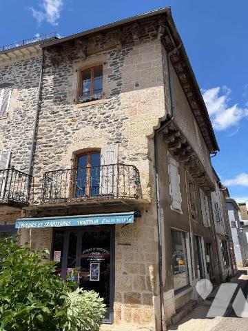Centre-bourg de PLEAUX (Cantal), dans un petit immeuble en copropriété, A VENDRE murs et fonds ...