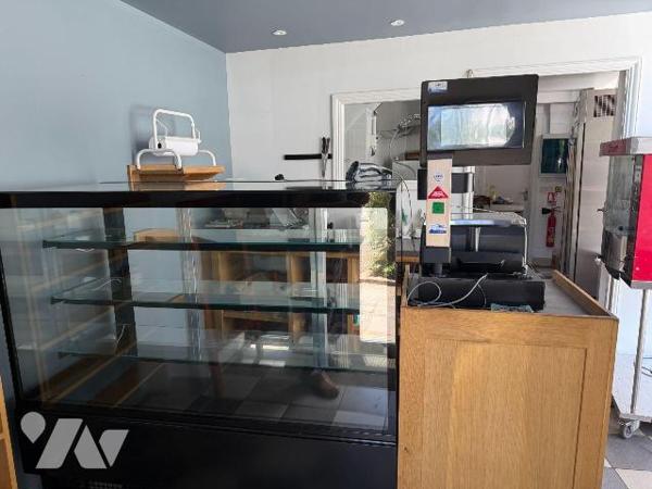 Centre-bourg de PLEAUX (Cantal), dans un petit immeuble en copropriété, A VENDRE murs et fonds ...