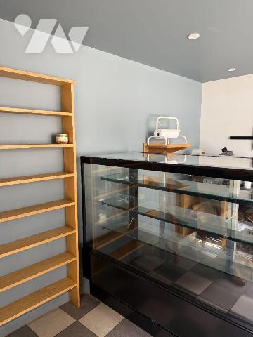 Centre-bourg de PLEAUX (Cantal), dans un petit immeuble en copropriété, A VENDRE murs et fonds ...