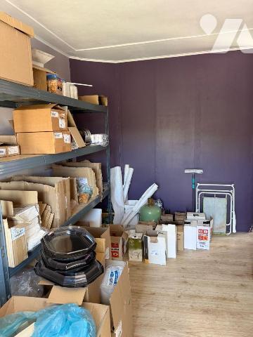 Centre-bourg de PLEAUX (Cantal), dans un petit immeuble en copropriété, A VENDRE murs et fonds ...