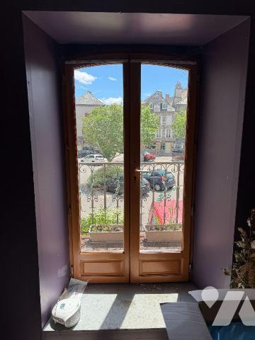 Centre-bourg de PLEAUX (Cantal), dans un petit immeuble en copropriété, A VENDRE murs et fonds ...