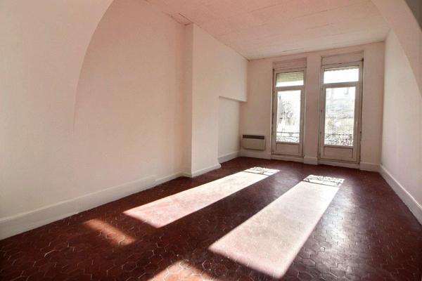 MARSEILLE 13005. CHAVE/CAMAS. Appartement  en duplex de 55² + terrasse