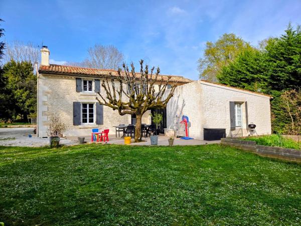 Charmante maison en pierre dans un bel environnement, clos, quatre chambres, trois salles d'eau, jardin et petites dépendances !!!