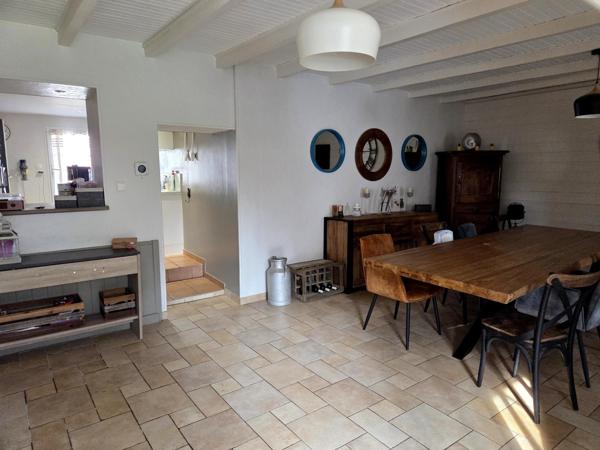 Charmante maison en pierre dans un bel environnement, clos, quatre chambres, trois salles d'eau, jardin et petites dépendances !!!