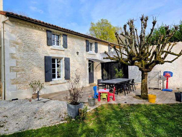 Charmante maison en pierre dans un bel environnement, clos, quatre chambres, trois salles d'eau, jardin et petites dépendances !!!