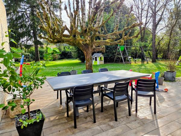 Charmante maison en pierre dans un bel environnement, clos, quatre chambres, trois salles d'eau, jardin et petites dépendances !!!