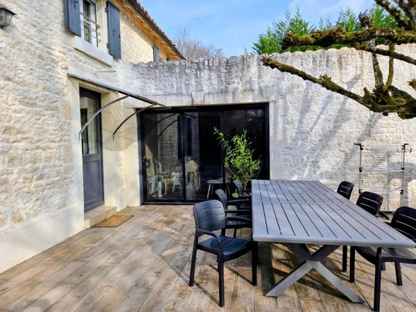 Charmante maison en pierre dans un bel environnement, clos, quatre chambres, trois salles d'eau, jardin et petites dépendances !!!