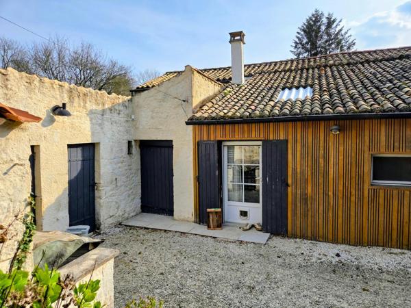 Charmante maison en pierre dans un bel environnement, clos, quatre chambres, trois salles d'eau, jardin et petites dépendances !!!
