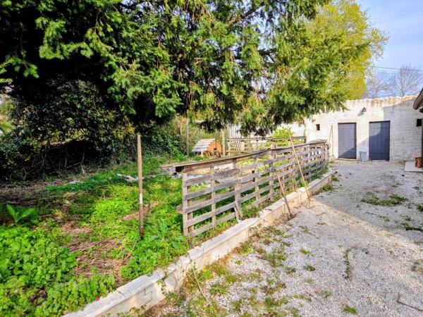 Charmante maison en pierre dans un bel environnement, clos, quatre chambres, trois salles d'eau, jardin et petites dépendances !!!