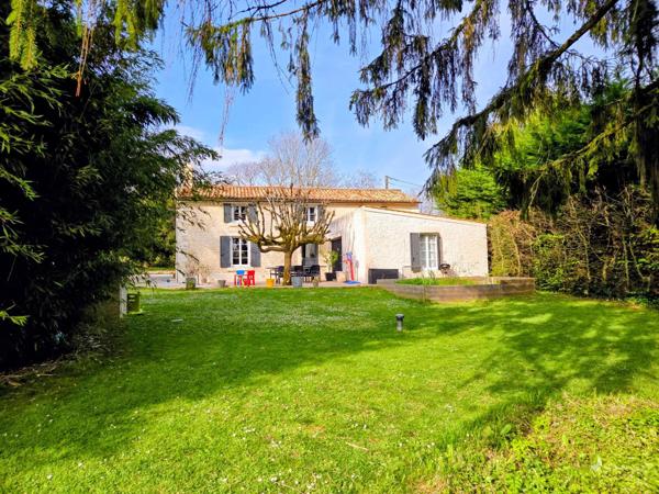 Charmante maison en pierre dans un bel environnement, clos, quatre chambres, trois salles d'eau, jardin et petites dépendances !!!