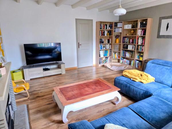 Charmante maison en pierre dans un bel environnement, clos, quatre chambres, trois salles d'eau, jardin et petites dépendances !!!
