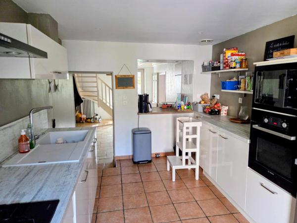 Charmante maison en pierre dans un bel environnement, clos, quatre chambres, trois salles d'eau, jardin et petites dépendances !!!