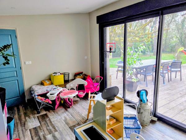 Charmante maison en pierre dans un bel environnement, clos, quatre chambres, trois salles d'eau, jardin et petites dépendances !!!