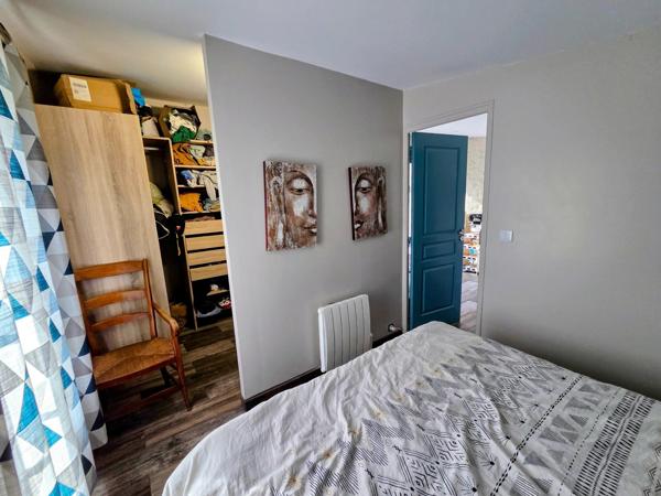 Charmante maison en pierre dans un bel environnement, clos, quatre chambres, trois salles d'eau, jardin et petites dépendances !!!