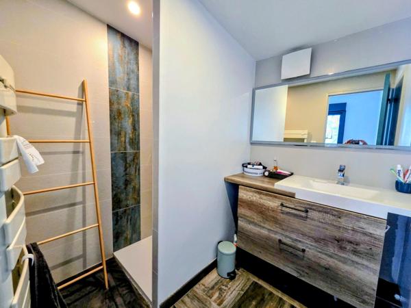 Charmante maison en pierre dans un bel environnement, clos, quatre chambres, trois salles d'eau, jardin et petites dépendances !!!