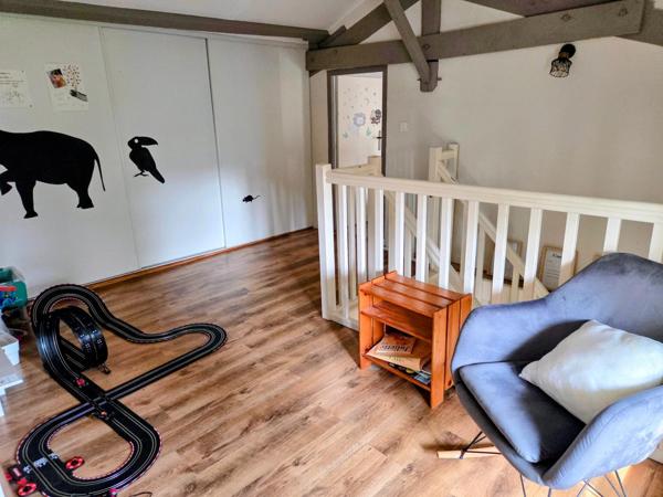 Charmante maison en pierre dans un bel environnement, clos, quatre chambres, trois salles d'eau, jardin et petites dépendances !!!