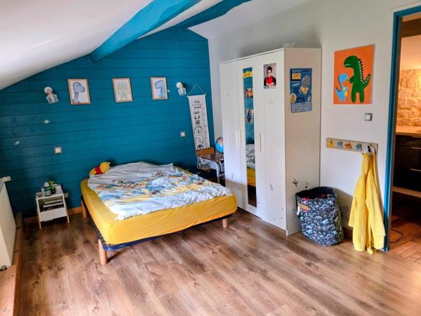 Charmante maison en pierre dans un bel environnement, clos, quatre chambres, trois salles d'eau, jardin et petites dépendances !!!