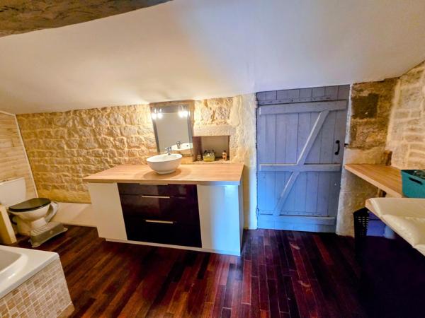 Charmante maison en pierre dans un bel environnement, clos, quatre chambres, trois salles d'eau, jardin et petites dépendances !!!