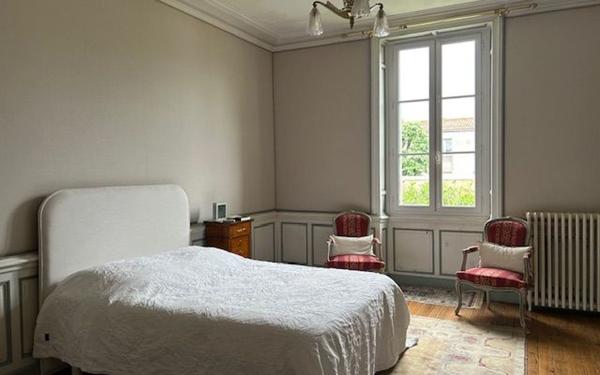 Maison à vendre    7 pièces •  Saint-Jean-d'Angély