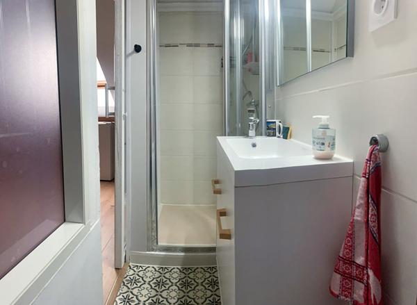 "CHAMBRE MEUBLÉE EN COLOCATION DANS UNE MAISON / 1 CHAMBRE DISPONIBLE"