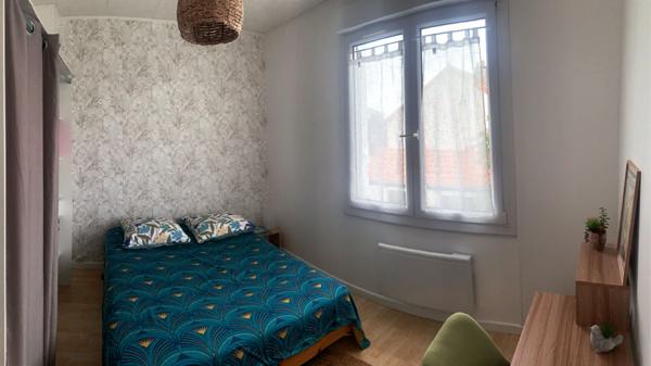 "CHAMBRE MEUBLÉE EN COLOCATION DANS UNE MAISON / 1 CHAMBRE DISPONIBLE"