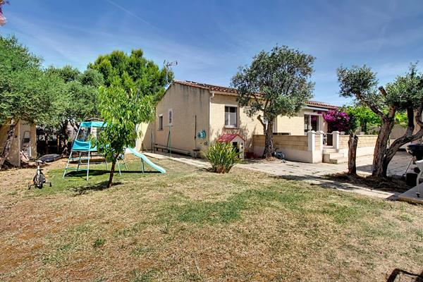 Maison Vitrolles de plain-pied de 2003, 3 chambres, garage, panneaux photovoltaïques, terrain de 538 m² et terrasse plein sud.