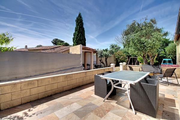 Maison Vitrolles de plain-pied de 2003, 3 chambres, garage, panneaux photovoltaïques, terrain de 538 m² et terrasse plein sud.