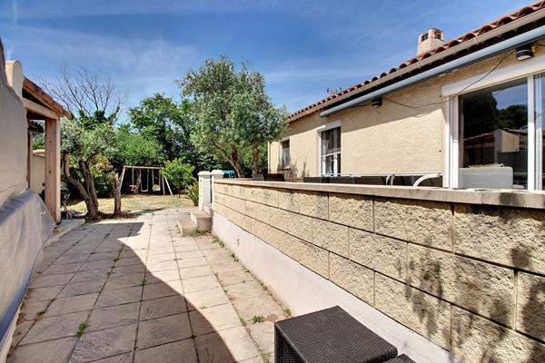 Maison Vitrolles de plain-pied de 2003, 3 chambres, garage, panneaux photovoltaïques, terrain de 538 m² et terrasse plein sud.