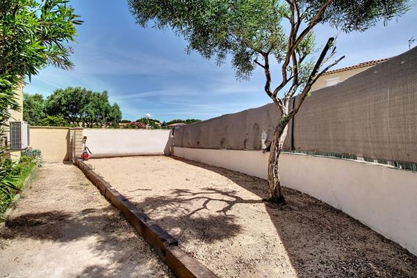 Maison Vitrolles de plain-pied de 2003, 3 chambres, garage, panneaux photovoltaïques, terrain de 538 m² et terrasse plein sud.