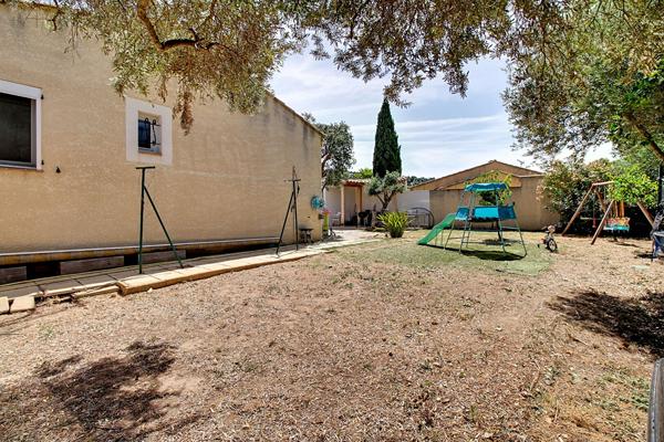 Maison Vitrolles de plain-pied de 2003, 3 chambres, garage, panneaux photovoltaïques, terrain de 538 m² et terrasse plein sud.