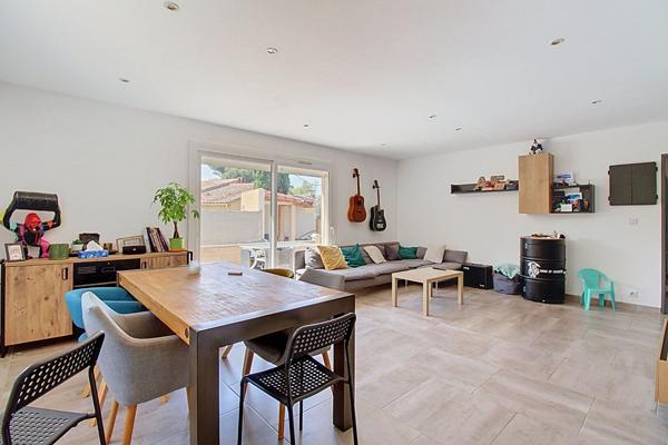 Maison Vitrolles de plain-pied de 2003, 3 chambres, garage, panneaux photovoltaïques, terrain de 538 m² et terrasse plein sud.