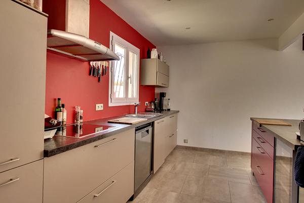 Maison Vitrolles de plain-pied de 2003, 3 chambres, garage, panneaux photovoltaïques, terrain de 538 m² et terrasse plein sud.