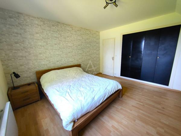 À vendre  Spacieuse maison familiale avec dépendances et parc arboré