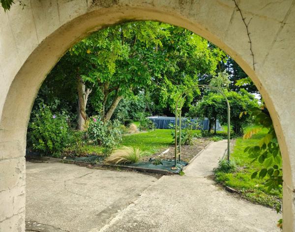 À vendre  Spacieuse maison familiale avec dépendances et parc arboré