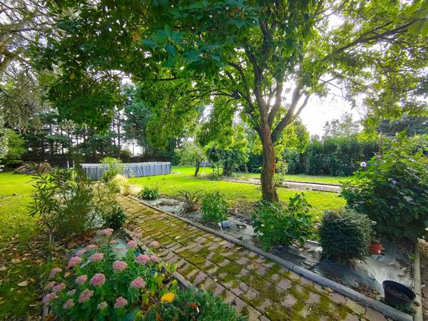 À vendre  Spacieuse maison familiale avec dépendances et parc arboré