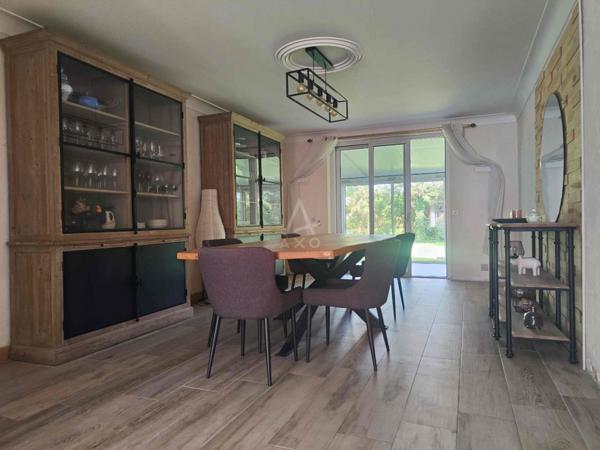 À vendre  Spacieuse maison familiale avec dépendances et parc arboré