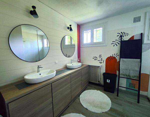 À vendre  Spacieuse maison familiale avec dépendances et parc arboré