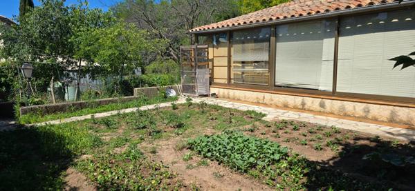 Villa T6 (1978) de 168 m2 sur Terrain de 641 m2 vendue Louée.