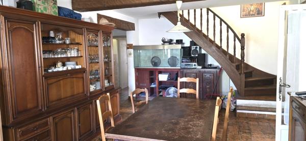 Villa T6 (1978) de 168 m2 sur Terrain de 641 m2 vendue Louée.